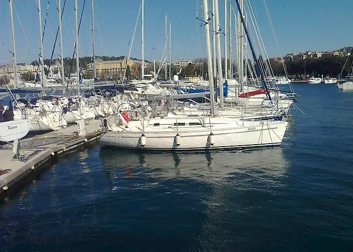 For Holidays In Πούλα